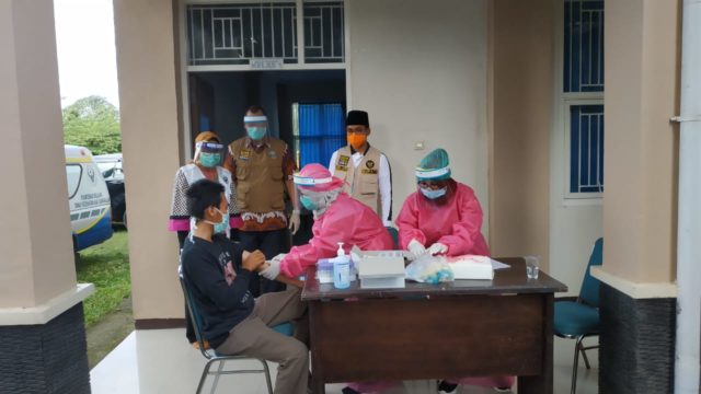 IMG-20200605-WA0027 salah seorang PDP sedang dilakukan pengambilan darah untuk di lakukan rapid tes di balai diklat kabupaten Bangkalan (foto:pojoksuramadu)