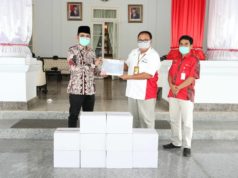 Bupati Bangkalan R Abdul Latif Amin Imron menerima bantuan secara simbolis dari PHE Field Relation Pertamina Hulu Energi Herry Sukmawan (14/06/2020) (foto: pojoksuramadu.com)