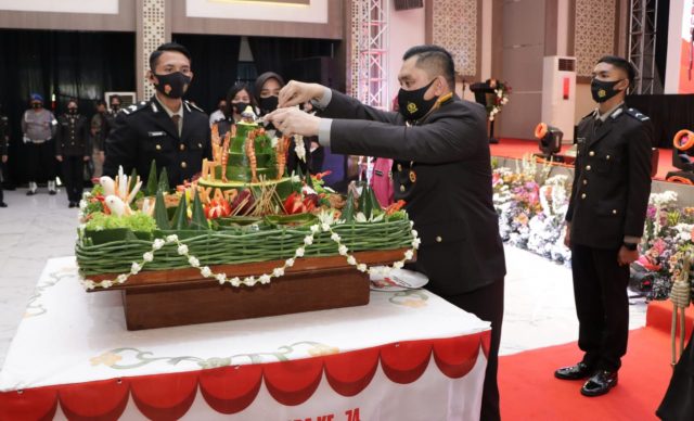 IMG-20200701-WA0055 Kapolda Jatim Irjen Pol M Fadil Imran Pimpin Upacara HUT Bhayangkara Ke-74 Tahun 2020 di Gedung Mahameru Mapolda. (Poto:pojoksuramadu.com)