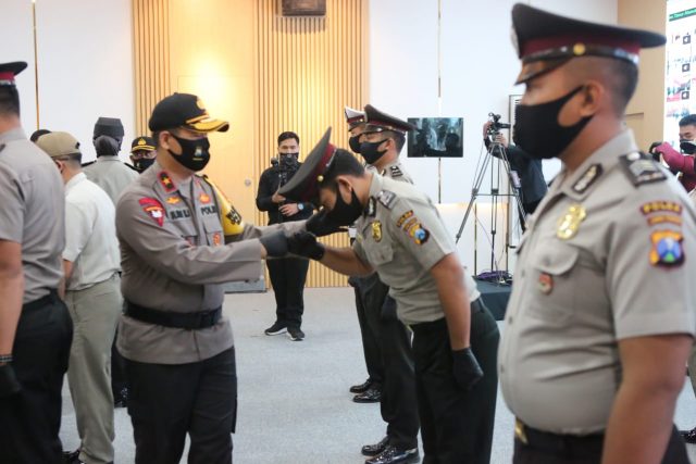 IMG-20200702-WA0024 Kapolda Jatim gelar upacara Korp Rapor kenaikan pangkat anggota Polri dan PNS Polri Polda Jatim digelar di Gedung Tribrata Mapolda Jatim. (foto:pojoksuramadu)