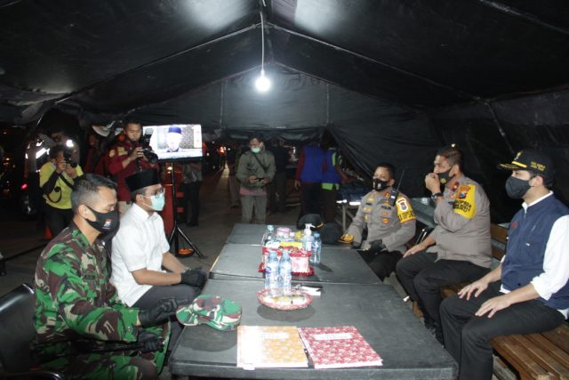 IMG-20200731-WA0000 wakapolda Irjen Pol Drs. Djamaludin bersma wakil gubernur emil dardak bersama jajarn fokopimda kabupaten Bangkalan sedang berbincang di posko hari raya idul Adha di Exit jembatan Suramadu (foto:pojoksuramadu)