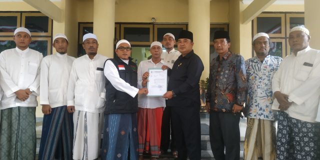 IMG_20200706_114843 ketua DPRD kabupaten Bangkalan Muhamad Fahat dan Habib Mustofa Al Bahar memperlihatkan surat kesepakatan antara dua belah pihak (06/07/2020) (foto:pojoksuramadu)