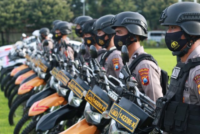 IMG-20201221-WA0030 Kapolda Jatim bersama Forkopimda Jatim, saat melaksanakan upacara Apel pasukan Ops Lilin Semeru 2020 (Poto:pojoksuramadu.com)