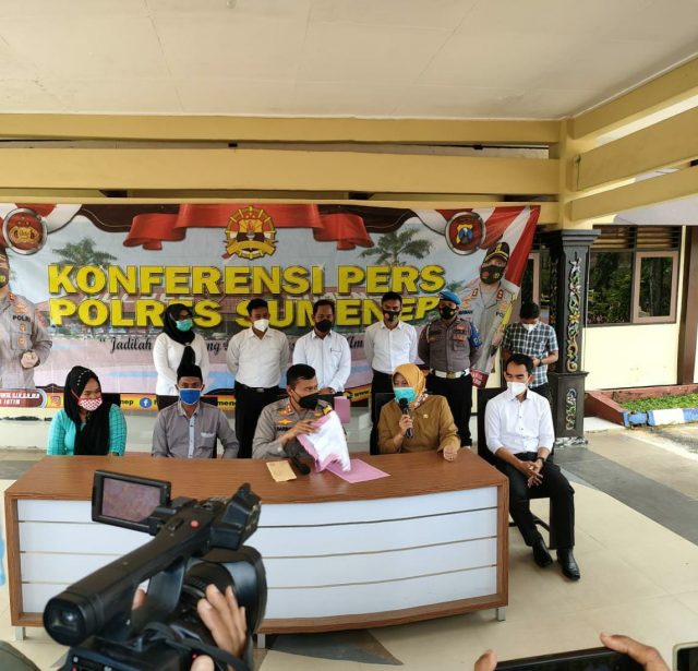 IMG-20210209-WA0012 Caption: kapolres Sumenep di dampingi Direktur RSUD MA dan Orang Tua bayi yang diduga tertukar. (Foto: pojoksuramadu.com)