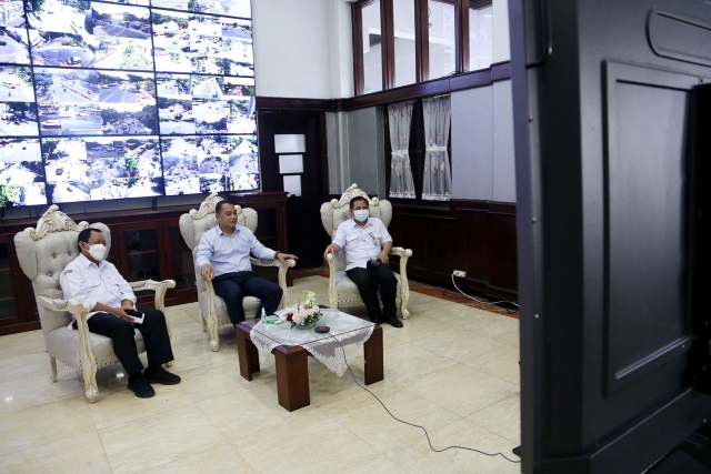 Wali Kota Eri saat memberikan pesan-pesan kepada para atlet di ruang kerja 2