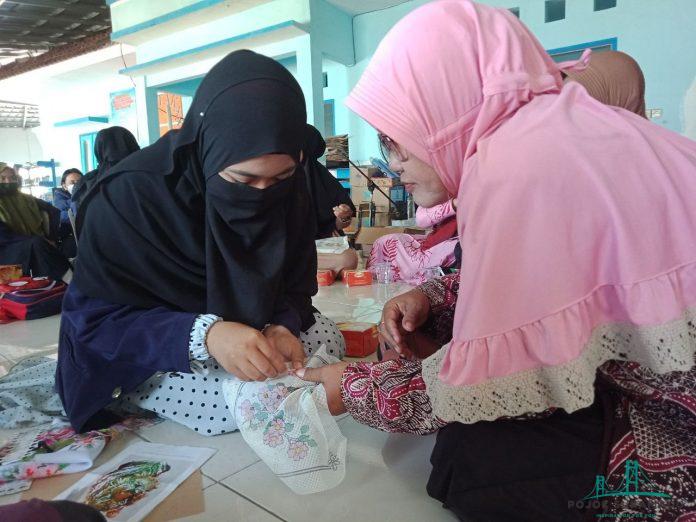 Mahasiswa UTM Membantu Mengenalkan Kerajinan Sulam Kristik untuk Meningkatkan Perekonomian Warga Desa Kamal