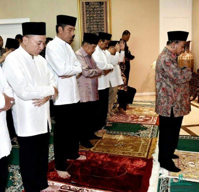 Hukum Shalat Menggunakan Kaos Kaki