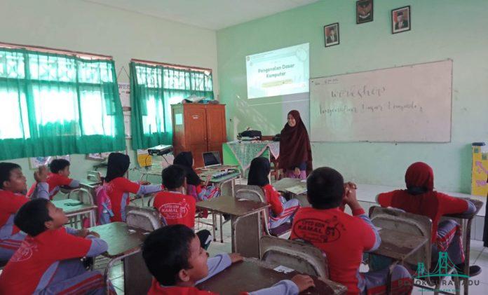 Mahasiswa UTM Laksanakan Workshop Pengenalan Dasar Komputer di SDN Kamal 1