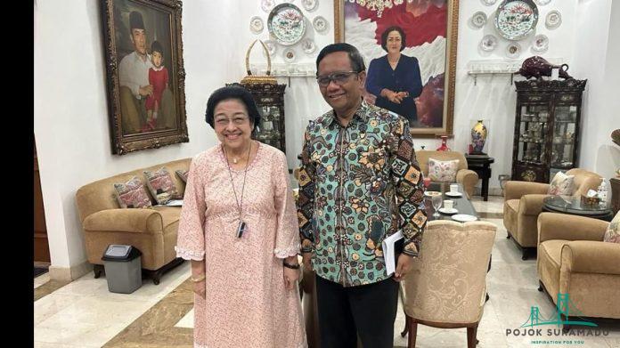 Menkopolhukam Mahfud MD berjumpa Ketua Umum PDIP Megawati Soekarnoputri di Teuku Umar pada Selasa malam, 17 Oktober 2023.