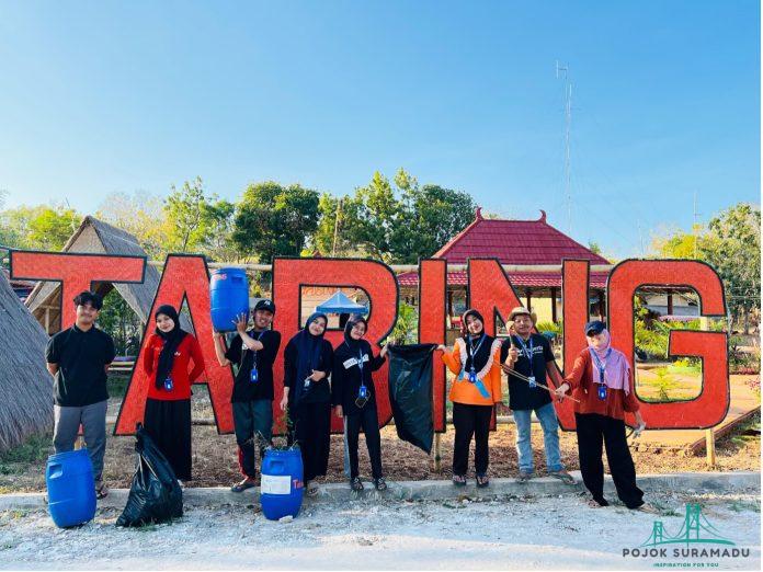 KKN-42 UTM Lakukan Gotong Royong di Rest Area Tabing Desa Pagarbatu, Sumenep.