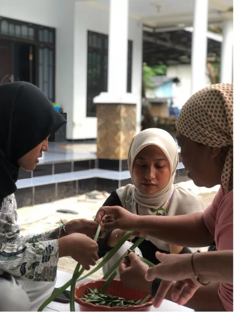 Desa Ba'engas Perkenalkan Kuliner Khas "Mata Kerbui" dengan Wadah Unik Anyaman Daun Kelapa