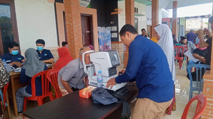 Mahasiswa UTM Gelar Pemekrisaan Mata Gratis di Desa Socah Bangkalan