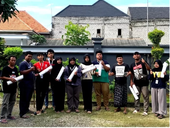 Pengabdian Masyarakat Kelompok 24 UTM Perkenalkan Pembuatan Lubang Biopori untuk Pengelolaan Sampah Organik di Desa Banyior