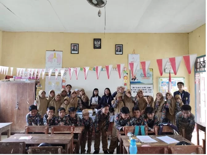 Foto bersama dengan siswa-siswi SD Negeri 3 Kamal dalam kegiatan memperkenalkan kandang perkalian sebagai media pembelajaran