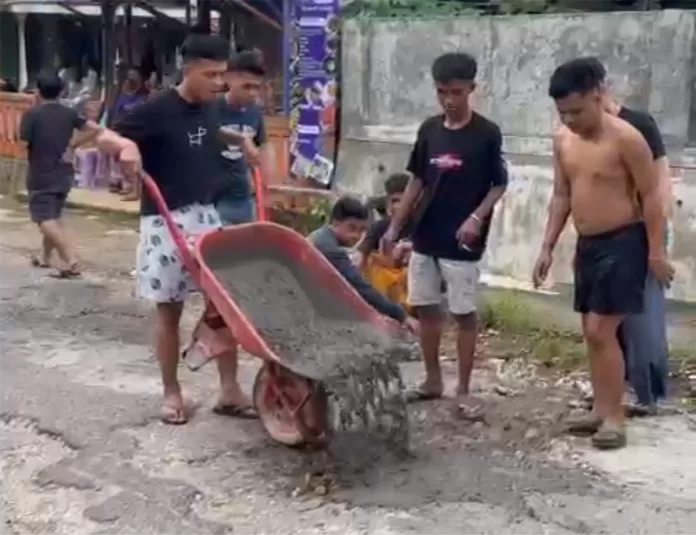 Pemuda Berbeluk