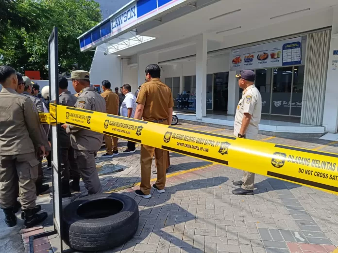 Lahan parkir minimarket disegel