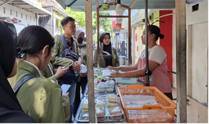 Wawancara dengan Pedagang Sekaligus Anggota Koperasi Paguyuban di Kampung Kue, Kelurahan Kalirungkut