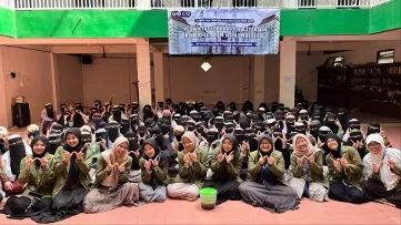 Foto Bersama dengan Santri Setelah Praktek Pembuatan Eco Enzim