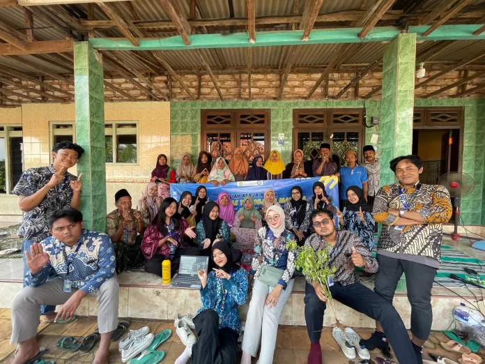 KKN 11 UTM Sulap Limbah Sapi jadi Pupuk Kandang serta Sosialisasikan Pembibitan Cabai dan Bawang Merah di Desa Ponjanan Barat, Pamekasan