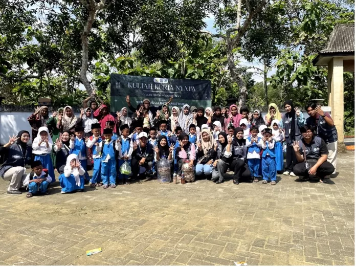 Mahasiswa KKN 04 UTM Dorong Kemandirian Pangan, Warga Desa Klapayan Kembangkan Hidroponik dan Pembuatan Kompos