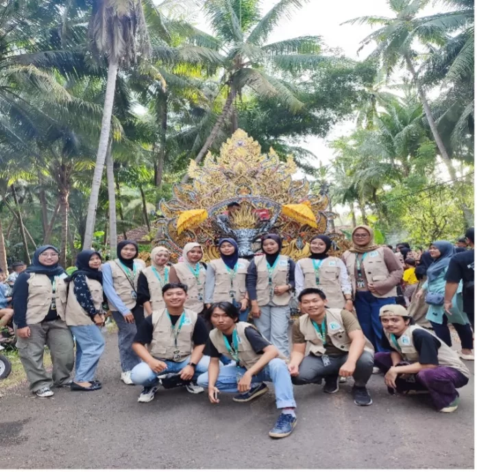 Mahasiswa KKN UTM Ikuti Kirab Budaya di Desa Bicabbi: Sinergi Kampus dan Kearifan Lokal