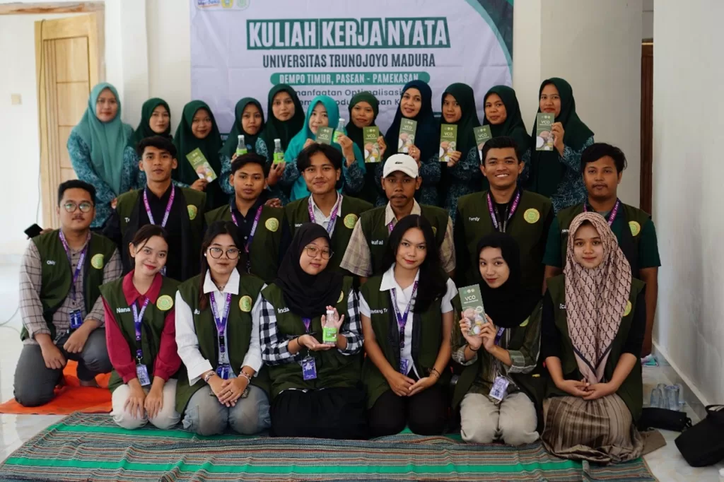 Mahasiswa KKN UTM 18