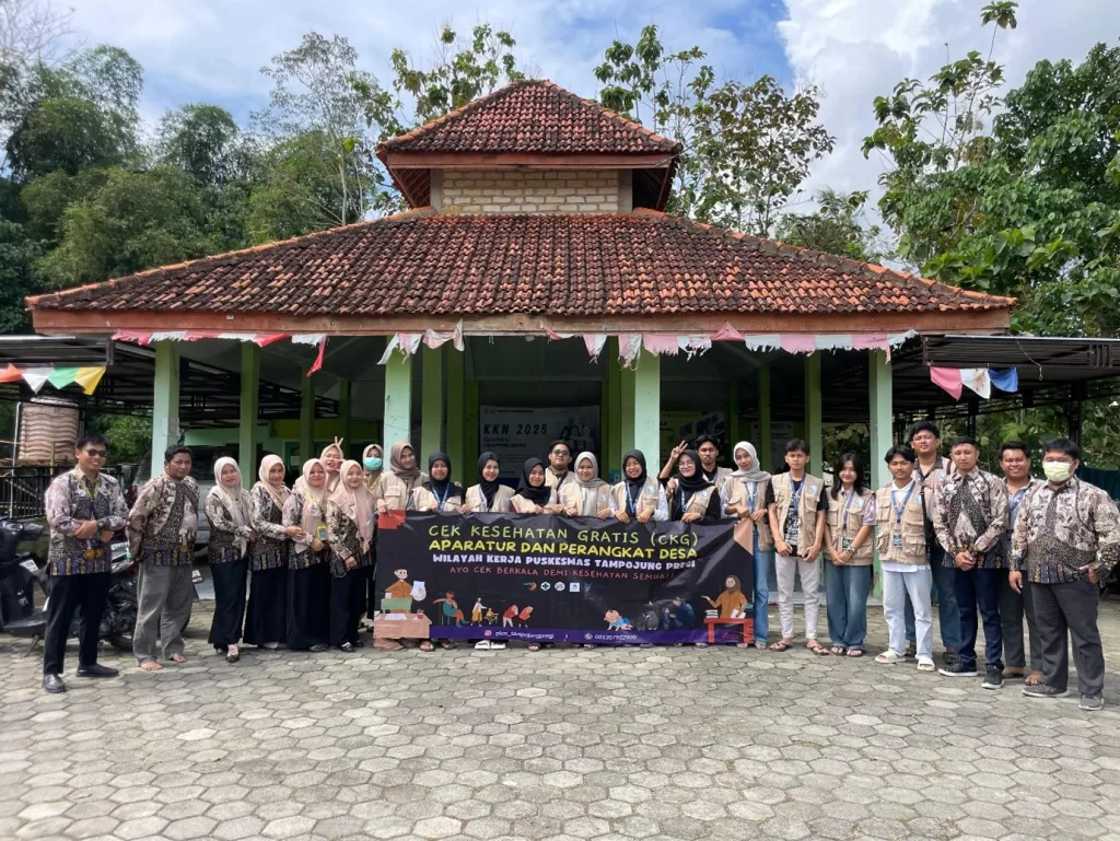 Mahasiswa KKN UTM 43