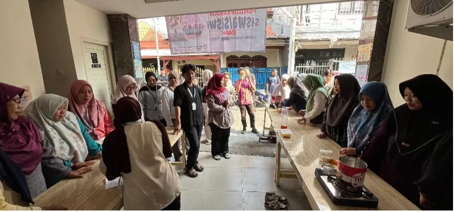 Praktik Langsung Pembuatan Lilin Aroma Terapi dari Limbah Minyak Jelantah