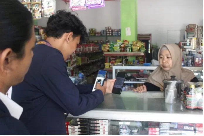 Satu Scan, Banyak Manfaat: KKN UTM Kelompok 34 Edukasi Warga Desa tentang QRIS