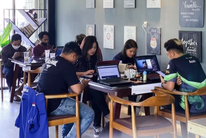 Basecamp Cafe Bangkalan, Tempat Nongkrong 24 Jam di Madura