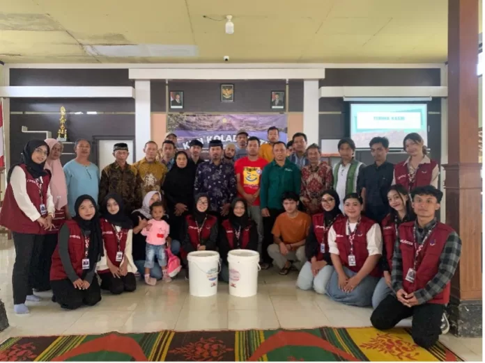 Singkirkan Sampah, Suburkan Tanah: Mahasiswa KKN K Universitas Trunojoyo Madura Sosialisasikan POC dan Dekompose