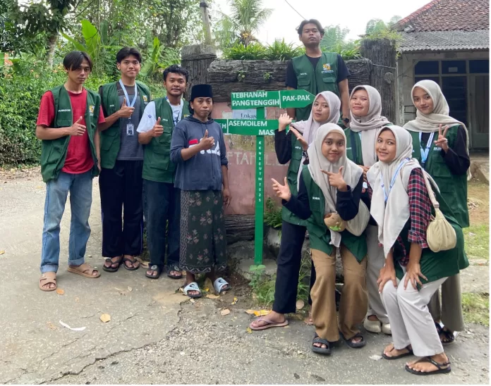 Tingkatkan Aksesibilitas Desa: Mahasiswa KKN 10 UTM Tata Navigasi dan Identitas baru di Desa Planggiran