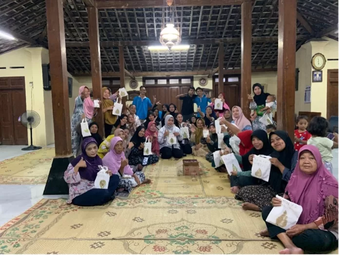 Mahasiswa KKN UNISRI surakarta sosialisasi pemasaran digital melalui usaha pembuatan eco print di Dukuh Demangan Desa Jimus Klaten