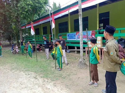 Siswa antusias mengikuti lomba kemerdekaan yang digelar mahasiswa KKN bersama guru dan masyarakat.