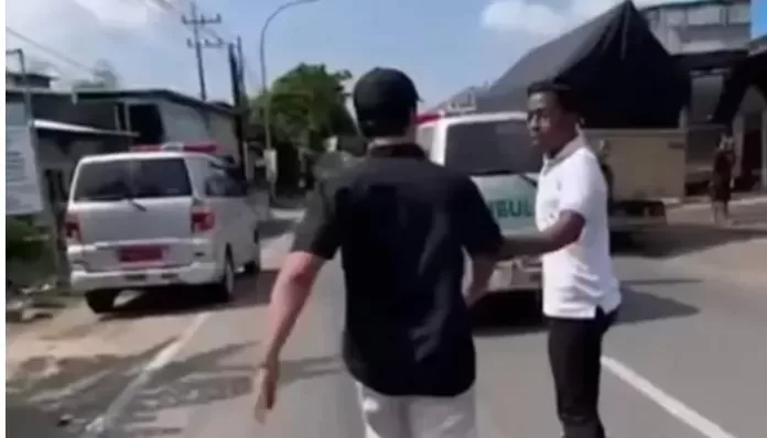 Viral! Sopir Innova Hadang Ambulans di Tuban