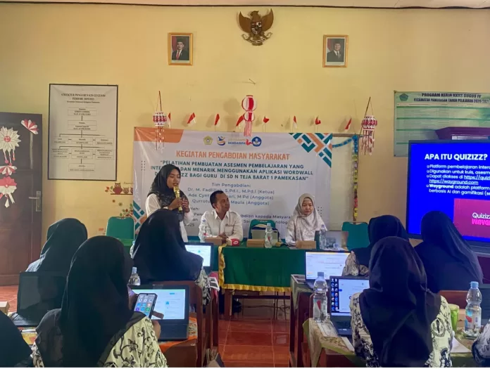 Dr. M. Fadlillah, S.Pd.I., M.Pd.I., dan tim sedang menyampaikan materi pelatihan asesmen pembelajaran di SD N Teja Barat 1 Pamekasan. Sabtu (25/10/2025)