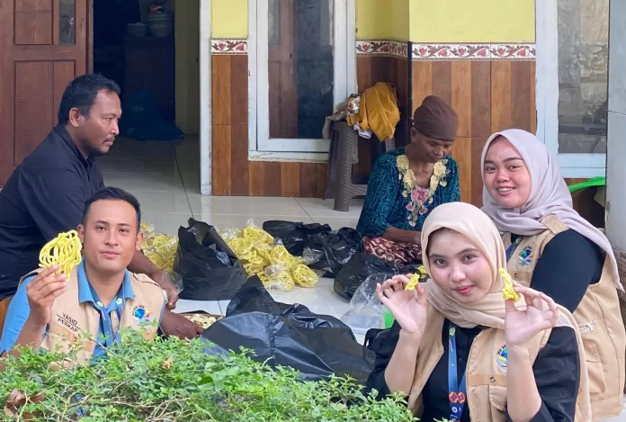 Mahasiswa KKN-T Membangun Desa Bidang Halal Lakukan Sosialisasi Halal Awareness Door to Door di Desa Batah Timur, Kwanyar