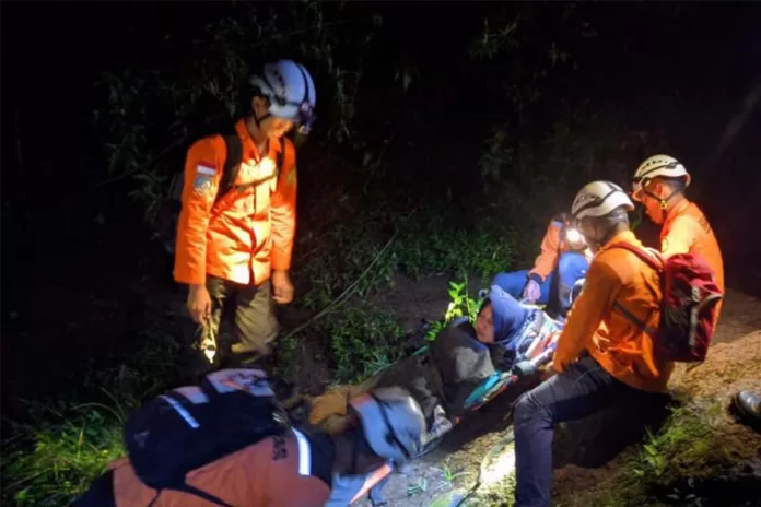 Viral Pendaki Wanita Sindoro Bikin Petugas SAR Emosi, Ngeyel Saat Dievakuasi