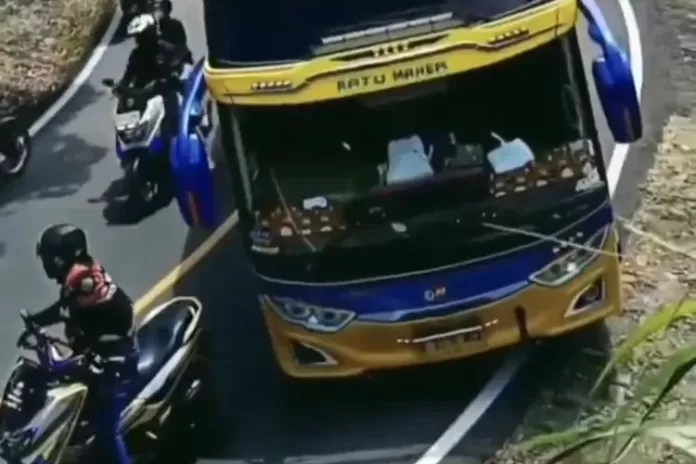 Rombongan Motor Hadang Bus di Tikungan Tajam, Netizen Kecam Aksi Berbahaya