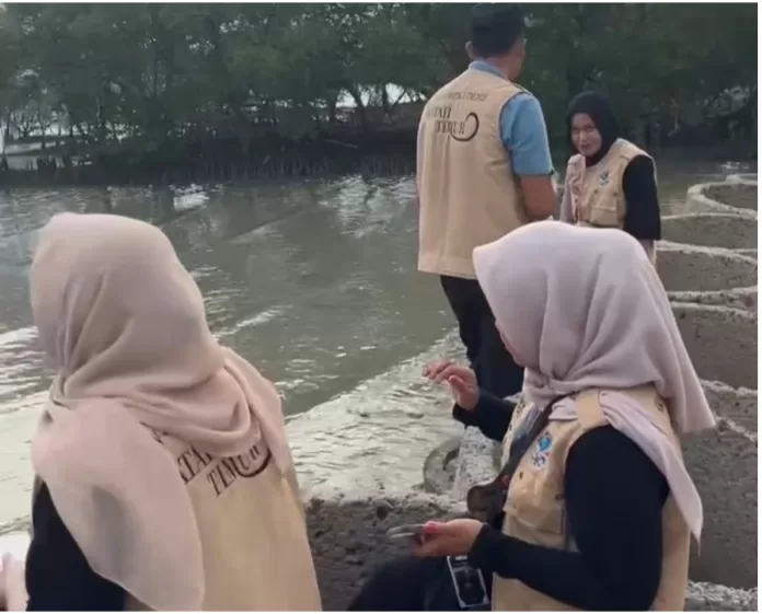 Gali Potensi Wisata Alam Berbasis Budaya dan Syariah, Kelompok KKNT Bidang Halal Lakukan Susur Pantai Kwanyar Batah Timur