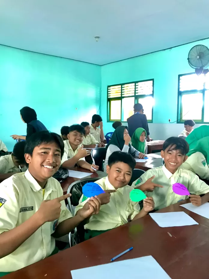 Mahasiswa KKNT Hadirkan Pohon Impian di SMPN 4 Sampang: Menumbuhkan Harapan Lewat Kreativitas