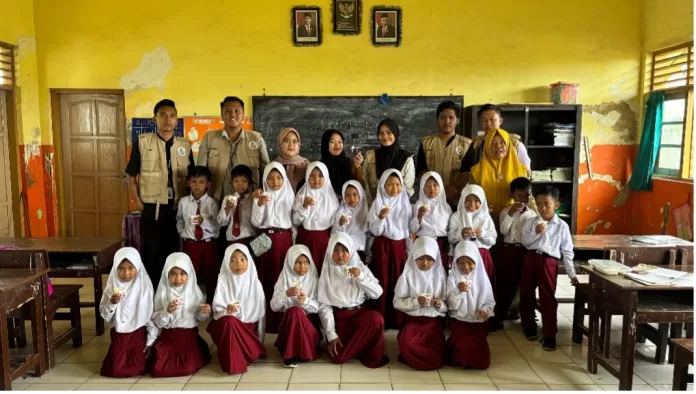 Kontribusi Mahasiswa KKN-T Universitas Trunojoyo Madura dalam Pemanfaatan Bunga Telang sebagai Produk TTG di SDN Tambung 1