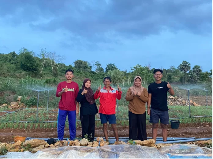 Mahasiswa KKNT UTM 2025 Wujudkan Pertanian Modern Lewat Penerapan Teknologi Sprinkel Pada Bawang Merah Di Desa Sana Tengah