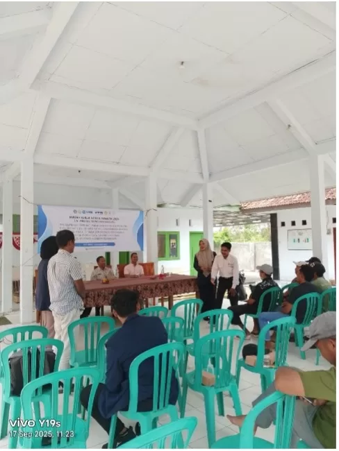 Pemotongan pita oleh Bapak Abdus Salam Junaedi, S.Si., M.Si sebagai bukti bahwa kegiatan KKNT dimulai