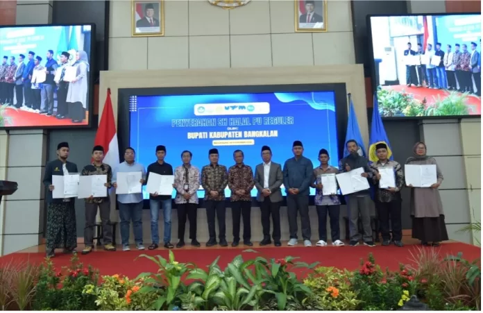 Serahkan Sertifikat Halal Reguler, Rektor Universitas Trunojoyo dan Wakil Bupati Dorong Percepatan Sertifikasi Halal bagi UMKM di Bangkalan dan Madura