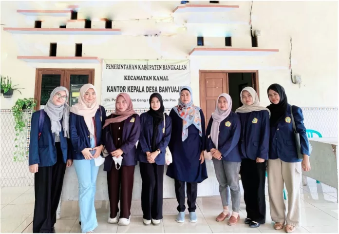 Kelompok 2 Intervensi Komunitas Bersama Perangkat Desa di Balai Desa Banyuajuh