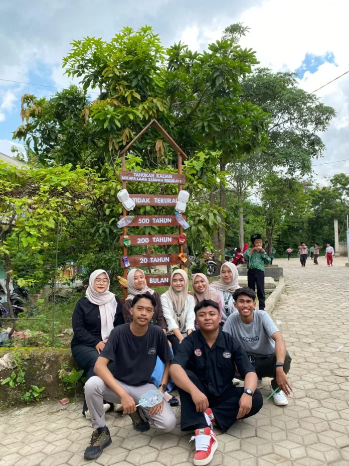 KKNT UTM FKIP 2025 Pasang Plang Edukasi Sampah, Ajarkan Siswa SDI Al Aziziyah Morombuh Kwanyar Waktu Terurai Sampah