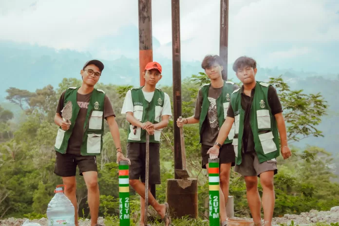 Tingkatkan Keselamatan Jalan, KKN Kolaborasi UTM Pasang Tiang Reflektor di Desa Bulugunung