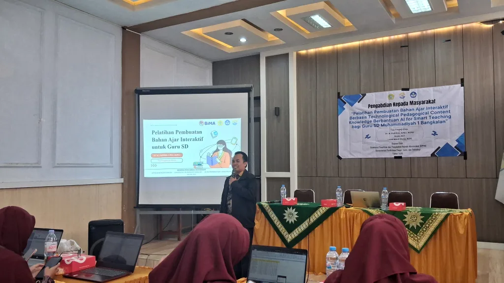 Dr. M. Fadlillah, S.Pd.I., M.Pd.I sedang menyampaikan materi pembuatan bahan ajar interaktif. Kamis (11/06/2026)